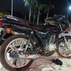 Los menores de edad se movilizaban en esta motocicleta.