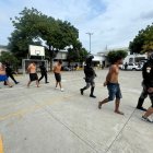 La Policia Nacional presentó a cinco aprehendidos en la UVC de Manta, este martes 6 de enero