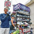 Xavier atrae a sus clientes con la ayuda de un megáfono y su carisma.