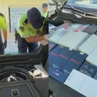 Una gran parte de los aparatos fueron encontrados debajo del capó.