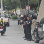 El puente con dirección a la isla tiene un filtro de guardias de seguridad.