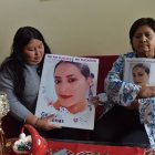 La hermana (izq.) y la madre (der.) de la víctima exigen justicia a las autoridades en el caso de Gabriela Cárdenas.