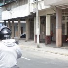 Lugar del crimen en el centro de Guayaquil, donde un hombre falleció y otro resultó herido durante un ataque armado la madrugada del domingo.