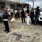 Agentes de la Policía Nacional recaban indicios en el centro de acopio de cacao de La Unión, tras el asesinato del comerciante Rodrigo Chacha.