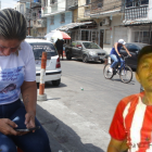 Diana Tomalá sostiene su celular en el que conserva fotografías junto a su esposo, Henry Véliz.