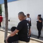 El padrastro y el hermanito del adolescente asesinado acudieron a la morgue.