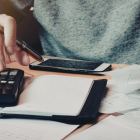 Referencial.Contribuyentes ecuatorianos revisan sus obligaciones tributarias ante el SRI: declaraciones, plazos y ajustes contables que marcan el calendario fiscal.