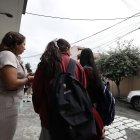 Madres de familia preguntan a sus representados lo qué había ocurrido dentro del plantel.