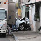 Así quedó el vehículo del policía asesinado en el sur de Guayaquil.