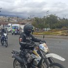 Policías y paramédicos acordonaron la zona mientras auxiliaban a los heridos y levantaban indicios del accidente.