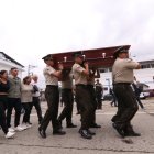 Agentes cargaron el féretro de su compañero asesinado en el sur de la urbe.