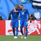 Douglas Costa junto a Neymar en la selección brasileña de fútbol.