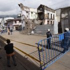 Esta casa derrumbada se encuentra en las calles Chile y Pedro Calixto, en La Tola Alta.