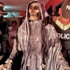 2 figuras de la Santa Muerte encontraron en la casa del sujeto detenido.