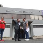 Otto Coello, síndico de Fedeguayas (c), tras la notificación del jueves pasado a la sede del COE, acompañado de Erwin Mantuano (d), administrador del órgano olímpico.