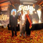 La campeona mundial de lucha Génesis Reasco con el máximo trofeo de la Gala de la APDP.