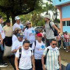 Varios simpatizantes van llegando al coliseo donde será la Convención del correísmo.