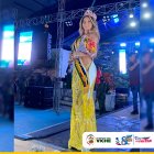Morelia Bravo Loor, radiante en su coronación como Reina de las Fiestas Viche, luciendo su cinta, corona y traje de fantasía ante un público emocionado.