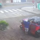 El momento en que la milagreña fue abandonada quedó registrado en cámaras de seguridad.