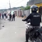 Agentes de la Policía Nacional acordonan el área donde dos hombres fueron asesinados a tiros en el sector Santa Martha #2, Esmeraldas.