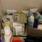 Criminalística de la Policía encontró 10.000 dólares en un mueble del lavabo de la casa de Christian Luvin Quito Carpio y a su pareja, Kléber Bryan Balarezo Mercado, el 16 de enero de 2025.