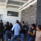 Apenas se enteraron del hallazgo de los cuerpos, familiares de los desaparecidos acudieron a la morgue de Santa Elena.