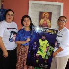 Teresa Ordóñez (Der.) Nico Vallejo (Centro), esposa de Diego y Gina Alcívar, su hermana, sostiene, un cartel con la imagen de Diego Leonel Alcívar.