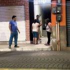 Familiares y moradores se concentran en los exteriores del inmueble donde una joven fue hallada sin vida, mientras las autoridades realizan las primeras diligencias investigativas en la parroquia La Unión.