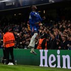 Moises Caicedo ya lleva dos goles en Champions League.