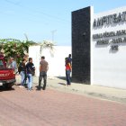 En el anfiteatro de Santa Elena los familiares de los desaparecidos de Pedro Carbo esperan la entrega de los cuerpos.