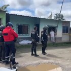 Agentes policiales y personal de emergencia acordonan la escena del crimen en el sector 3 del barrio Nueva Concordia, donde un joven fue asesinado al estilo sicariato.