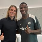 Beccacece y Moi Caicedo compartieron tras la victoria 1-0 del Chelsea ante Pafos por la Champions League.