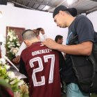 Familiares y amigos despiden con dolor al entrenador.