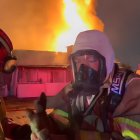 Personal del Cuerpo de Bomberos trabajó arduamente para combatir el fuego.