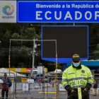 Un policía colombiano custodia el puente internacional Rumichaca, en la frontera entre Colombia y Ecuador.