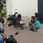En el Centro Forense de Santa Elena, familiares de las víctimas esperaban retirar cuerpos.