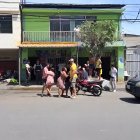 Familiares y curiosos se congregan frente al taller donde fue asesinado Ariel Tenorio Klinger, joven mototaxista y estudiante del colegio Luis Tello.