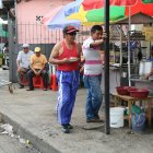 Imagen referencial. En el suburbio y en distintos barrios de la ciudad muchos ciudadanos acostumbran a comer en ‘agachaditos’.