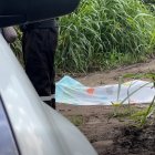 Personal policial custodia el lugar donde fue hallado el cuerpo de Juan Carlos Párraga, con signos de violencia, en una vía rural de La Unión, Quinindé.