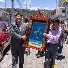 Cabecilla. El cabecilla(así es llamado el líder) de los Morenos, Ramiro Simbaña, camina junto a su nieto Justin de camino a su casa para compartir con los invitados.