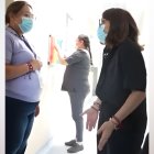 La vicepresidenta María José Pinto llevaba un micrófono en la solapa.