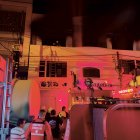 Bomberos de Esmeraldas y Atacames combaten un incendio estructural en pleno centro comercial, mientras el humo envuelve la fachada del edificio afectado.