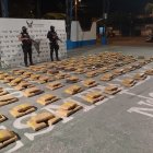 Paquetes de marihuana incautados por la Policía Nacional del Ecuador durante un operativo en la vía a Quinindé. El cargamento supera los 700 kilos.