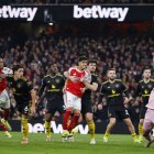 Piero Hincapié volvió a la titularidad en Arsenal.