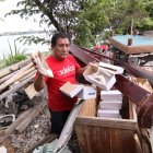 Will Gutiérrez muestra lo que pudo recuperar de la producción de zapatos.