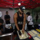 Carlos Moreira es el encargado de preparar las banderillas.