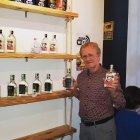 El creador de Pedrito Coco sostiene en sus manos a su célebre creación junto a uno de sus derivados: el Pedrito Seco.