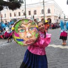Comparsas con personajes autóctonos, marcan los pregones de carnaval en Riobamba.