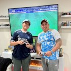 Ahidam (i) y su padre comparten la afición por Emelec y el fútbol hasta en los videojuegos.