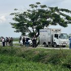 En la entrada de un recinto estaba el vehículo con el cuerpo en su interior.